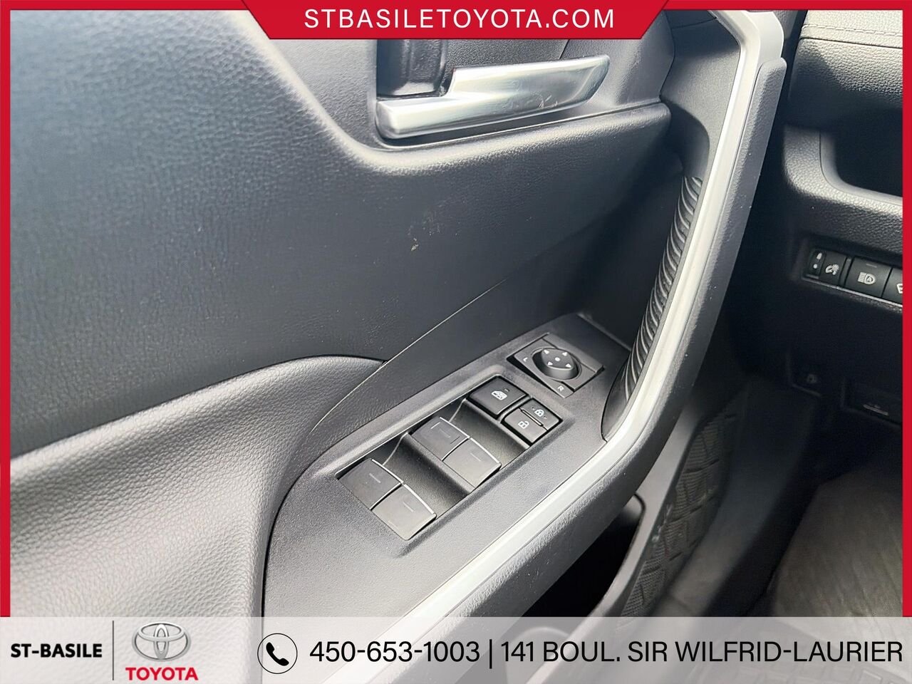 Toyota RAV4 Hybride 2024 Rouge rubis nacré Saint-Basile-le-Grand - photo #13