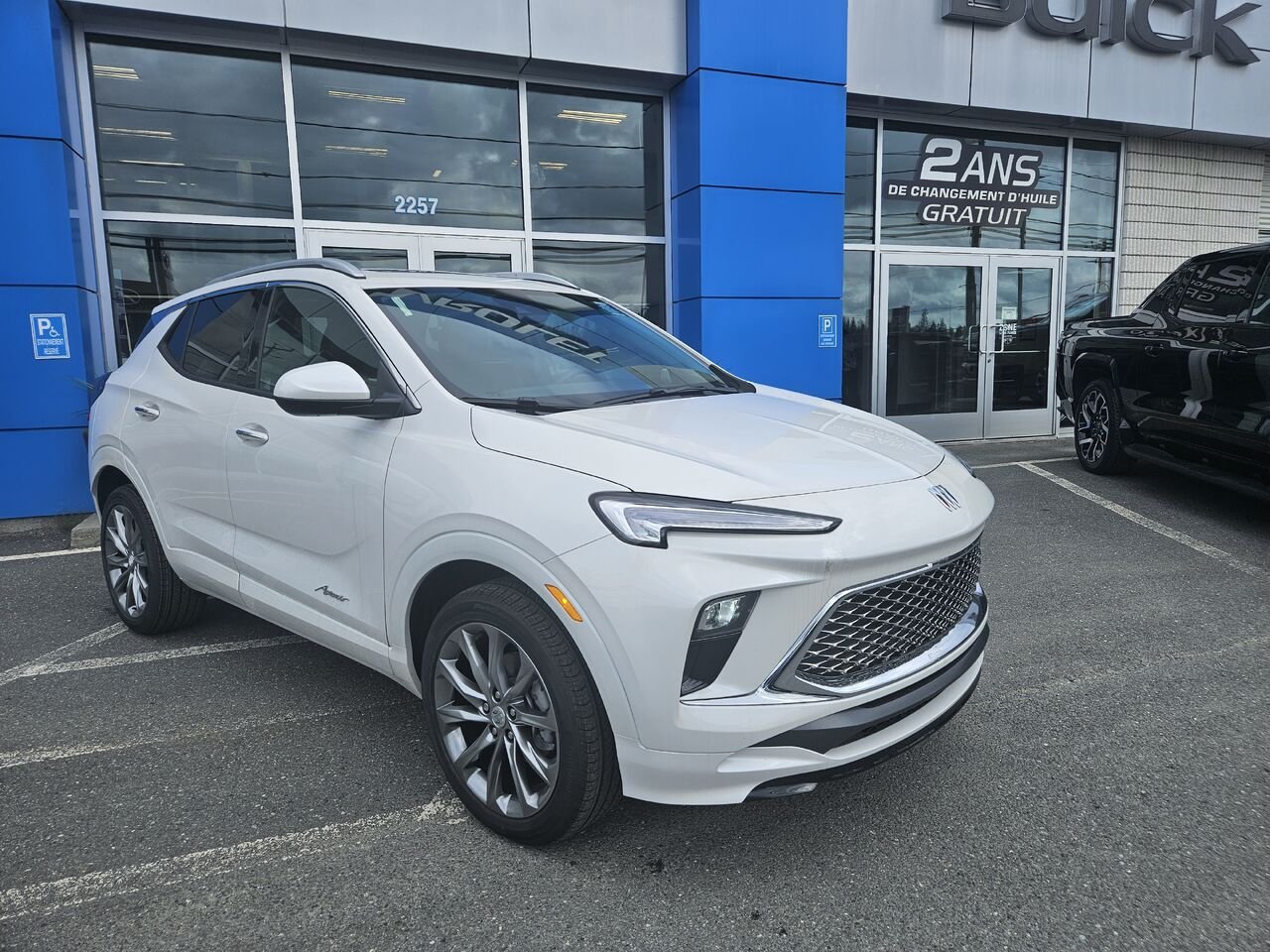 Buick Encore GX Avenir 4 portes TI 2026 Blanc givré, triple couche Thetford Mines - photo #1