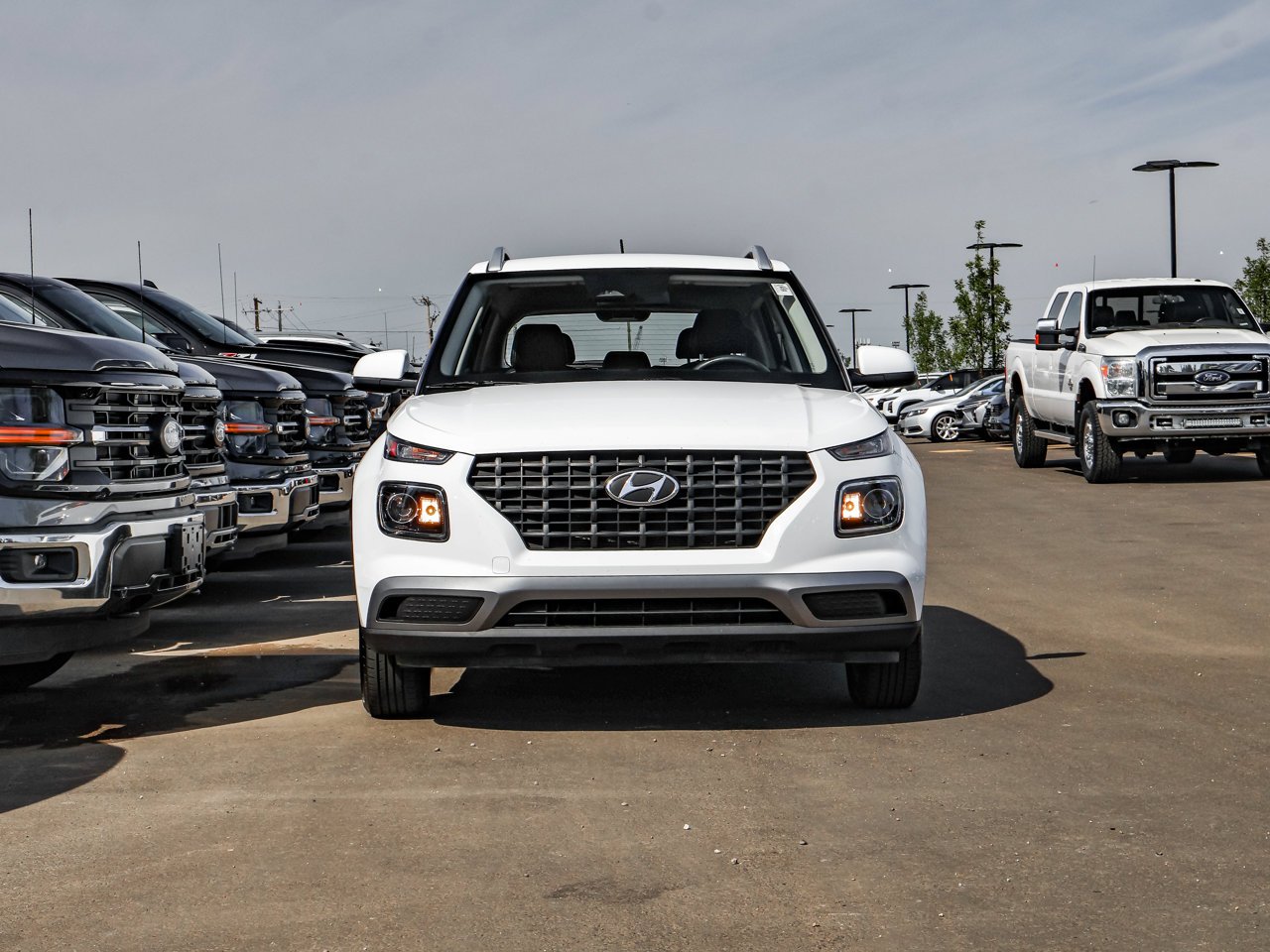 2025 Hyundai Venue Preferred IVT White Sherwood Park - photo #2