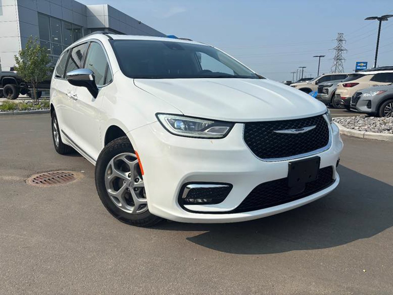 2023 Chrysler Pacifica Limited AWD White Sherwood Park - photo #1