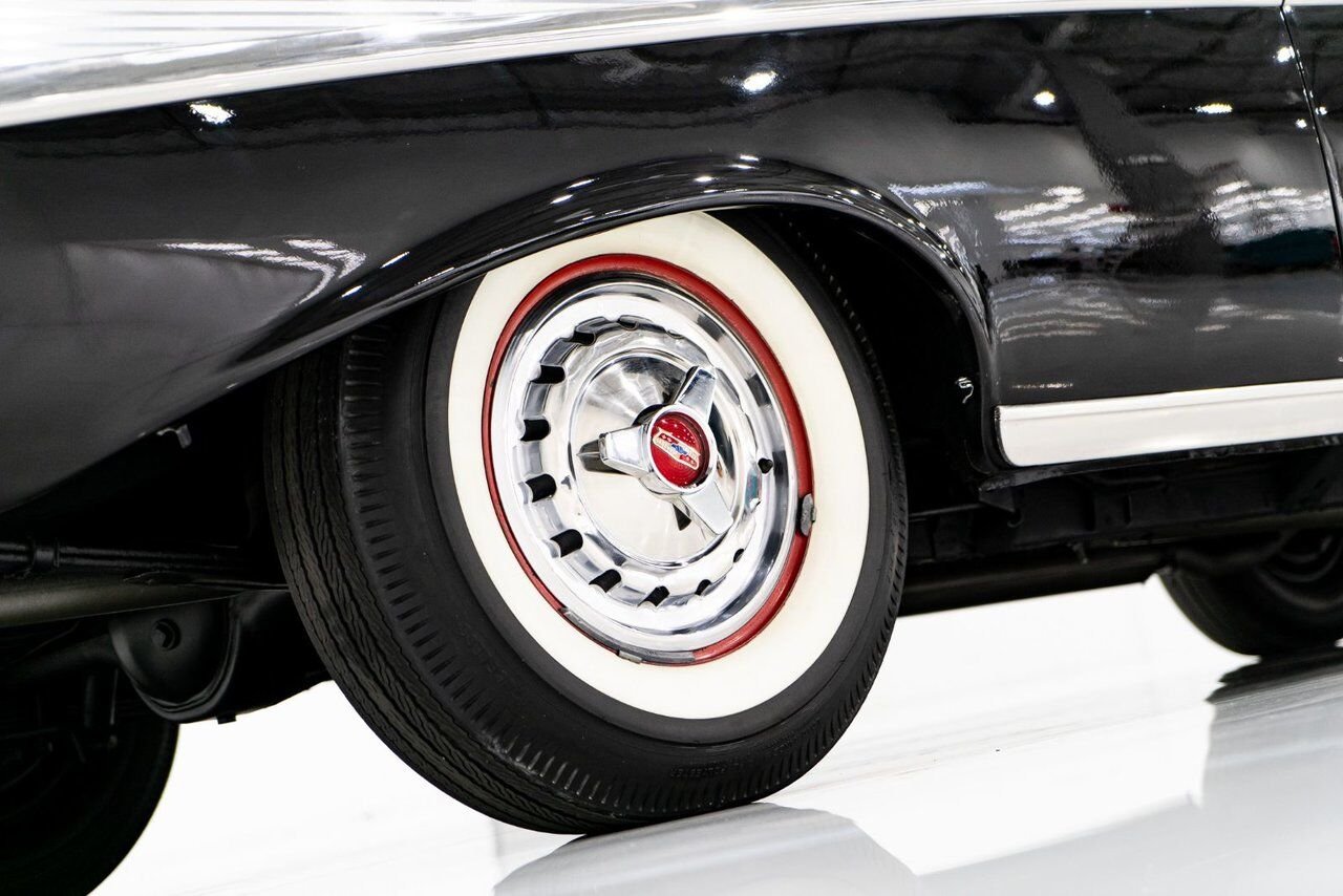 Chevrolet Bel Air Beautifully presented. Restored in desirable color combo | PRIX EN USD 1957 Noir Montréal - photo #6