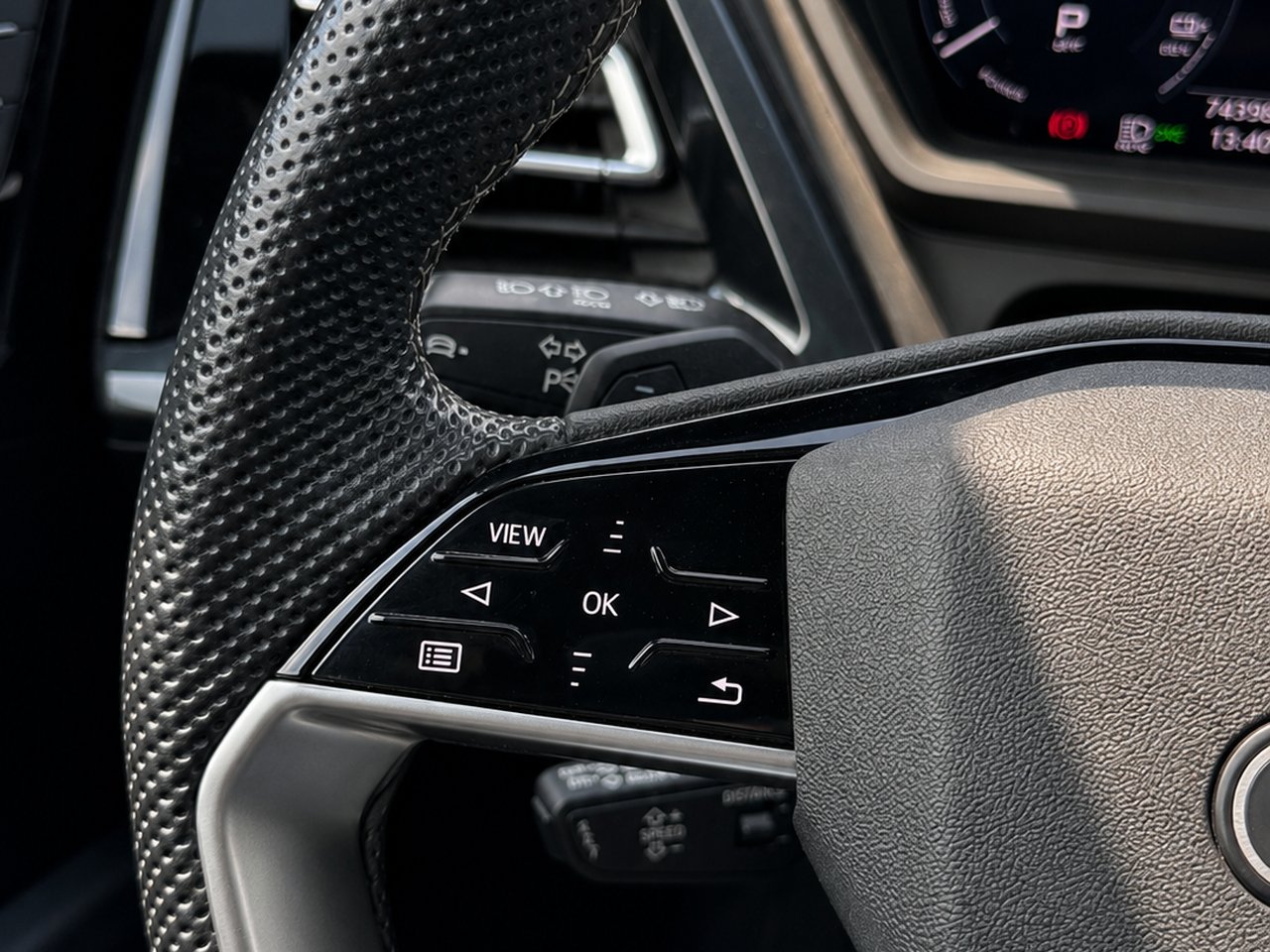 Audi Q4 e-tron 2023 Gris Granby - photo #17