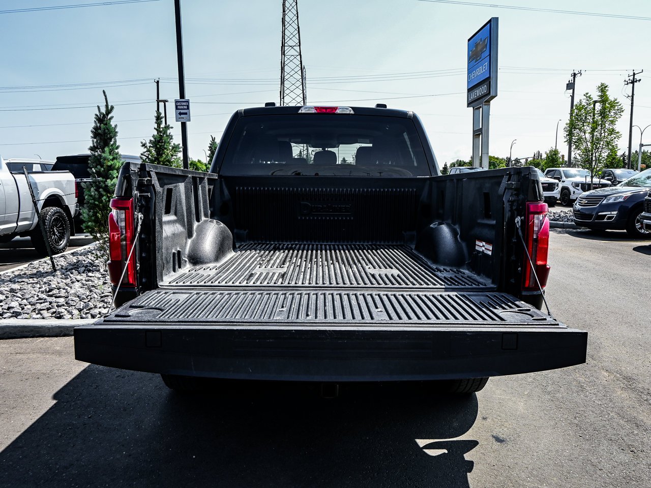2024 Ford F-150 XLT 4WD SuperCrew 5.5' Box Black Sherwood Park - photo #13