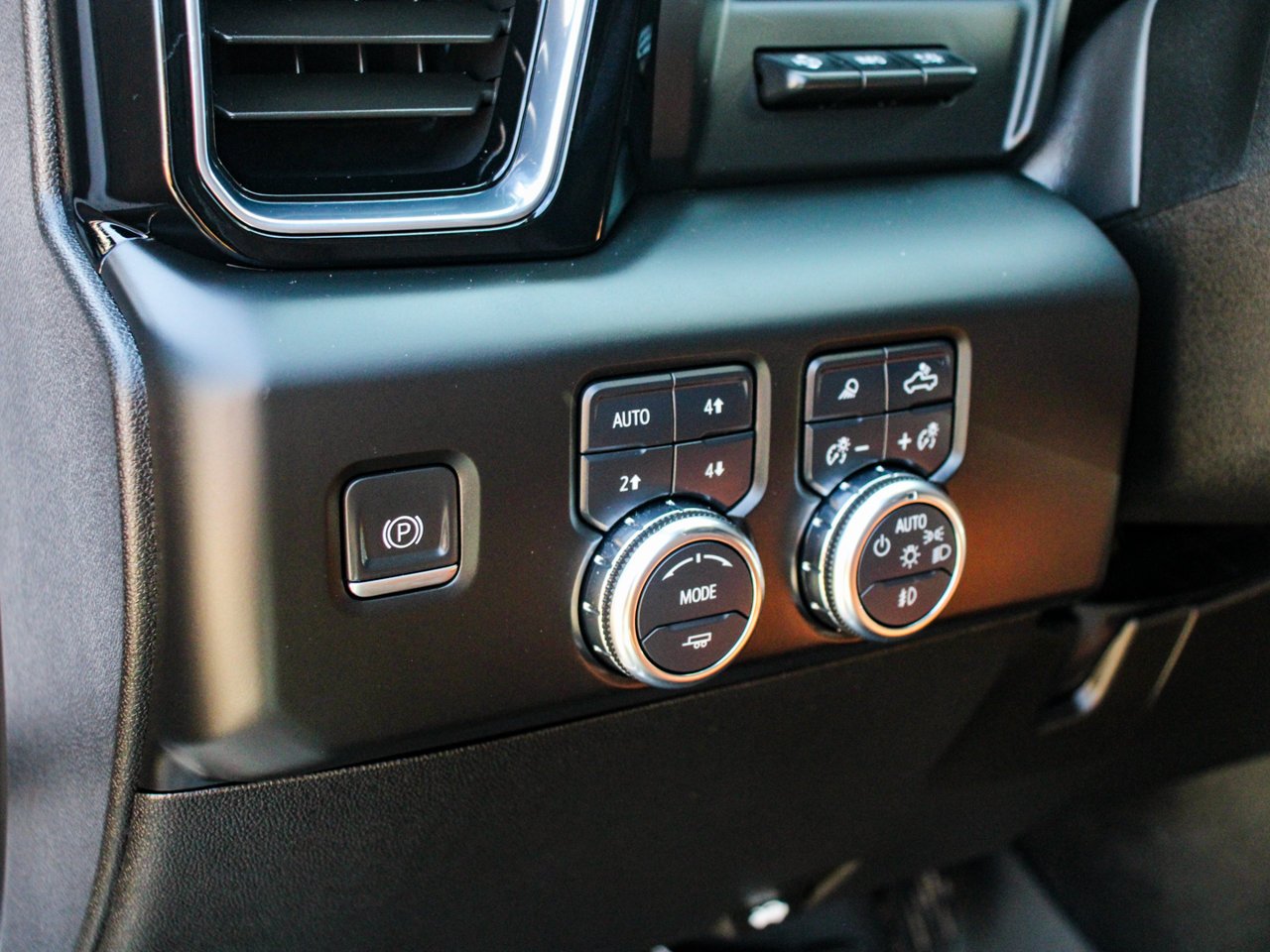 2024 GMC Sierra 3500HD 4WD Crew Cab 159 Denali Ultimate White Sherwood Park - photo #18