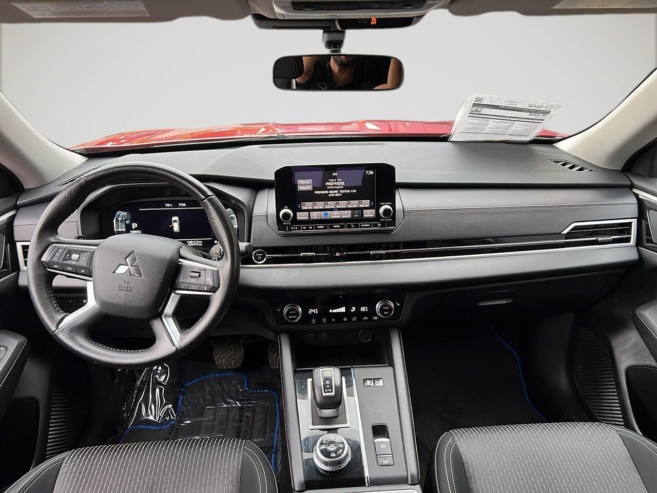 2024 Mitsubishi Outlander Plug-In Hybrid Red Québec - photo #9