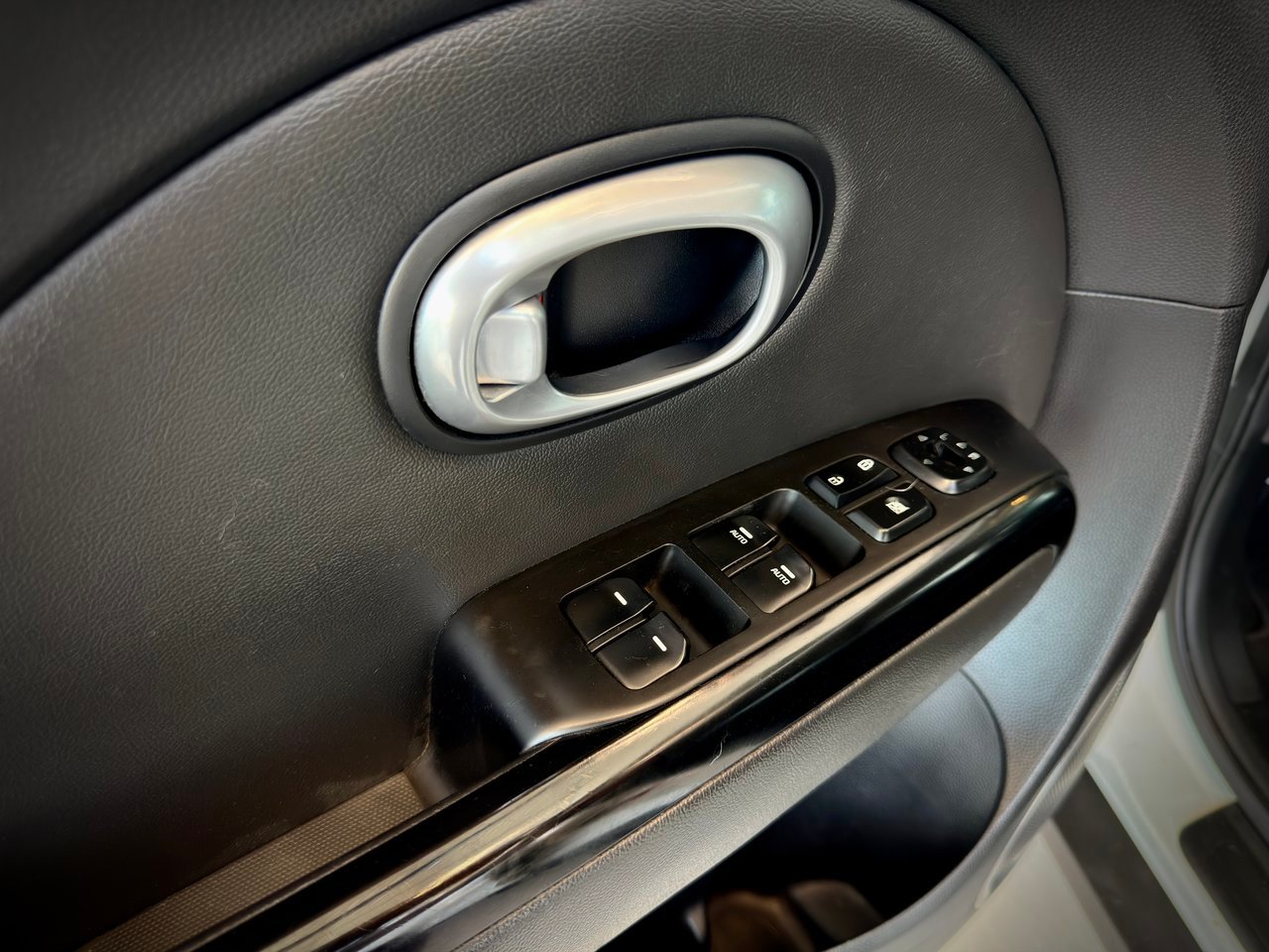 2016 Kia Soul White Notre-Dame-des-Prairies - photo #28