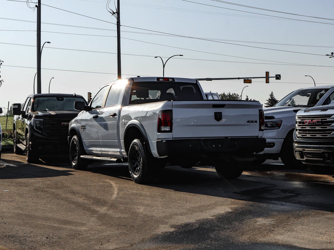 2022 Ram 1500 Classic Warlock 4x4 Crew Cab 5'7 Box White Sherwood Park - photo #5
