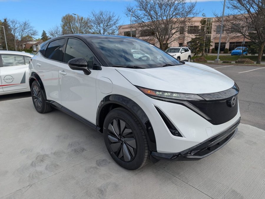 2026 NISSAN ARIYA 2026 Everest White Pearl Tricoat/Black Diamond Pearl