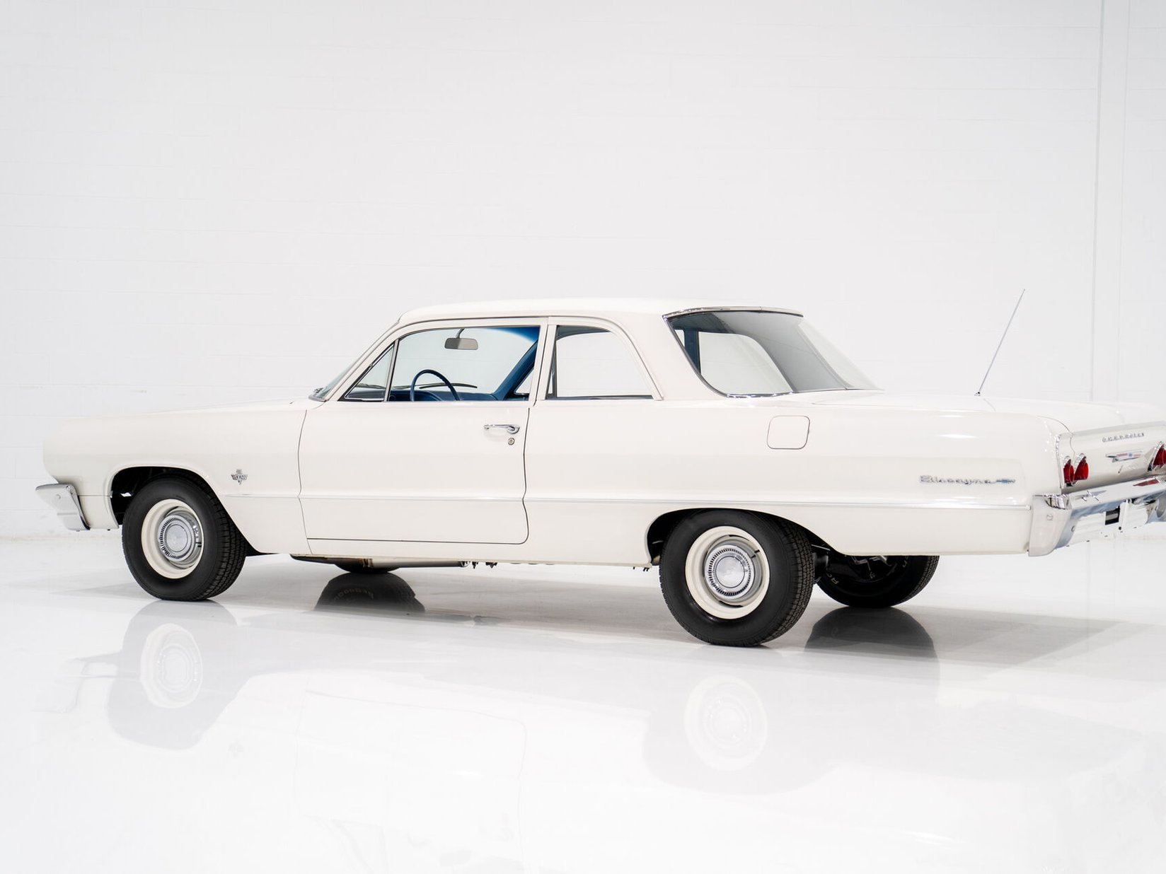 Chevrolet Biscayne Matching 409 / 425HP Transmission 4 Vitesse Complètement Entièrement restauré **PRIX EN USD** 1964 Blanc Montréal - photo #6