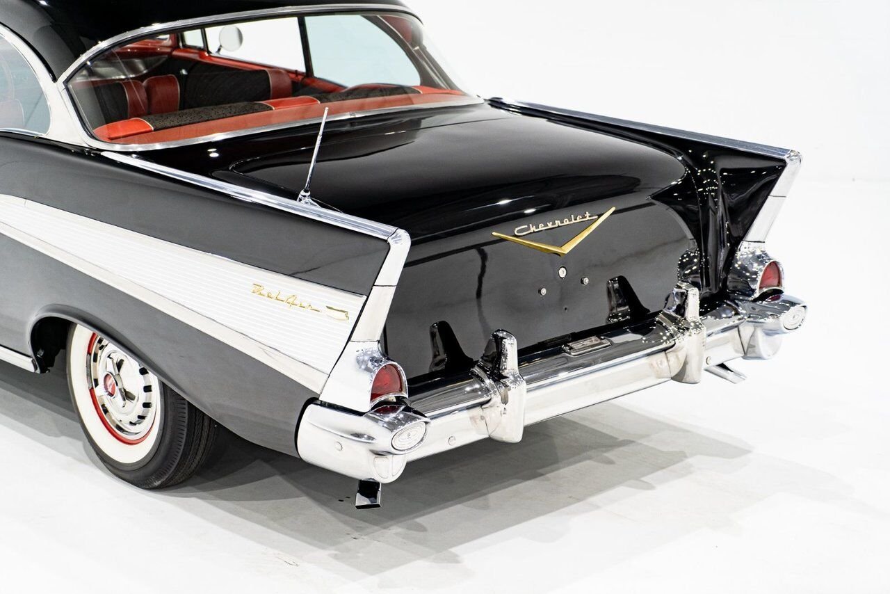 Chevrolet Bel Air Beautifully presented. Restored in desirable color combo | PRIX EN USD 1957 Noir Montréal - photo #35