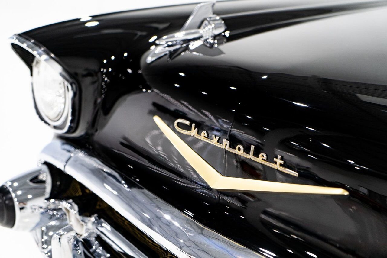 Chevrolet Bel Air Beautifully presented. Restored in desirable color combo | PRIX EN USD 1957 Noir Montréal - photo #45