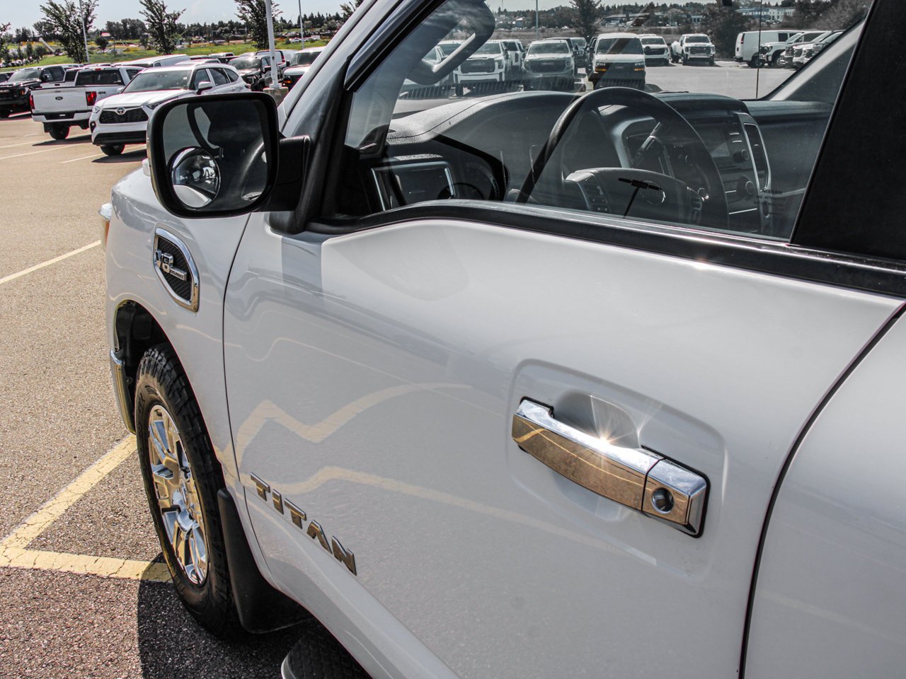2017 Nissan Titan 4WD Crew Cab SV White Sherwood Park - photo #12