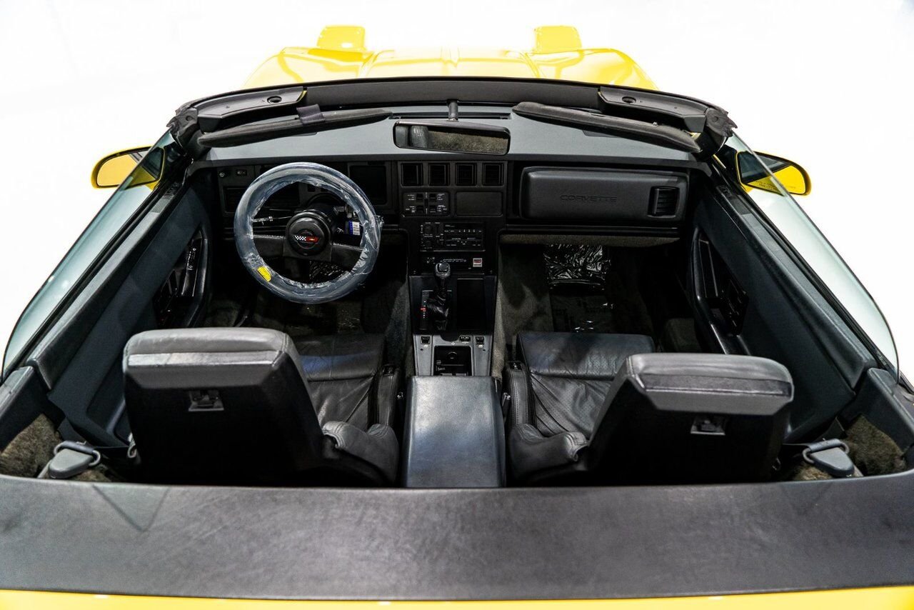 1986 Chevrolet Corvette Pace Car livery with only 17,380km (10,800miles) Yellow Montreal - photo #69