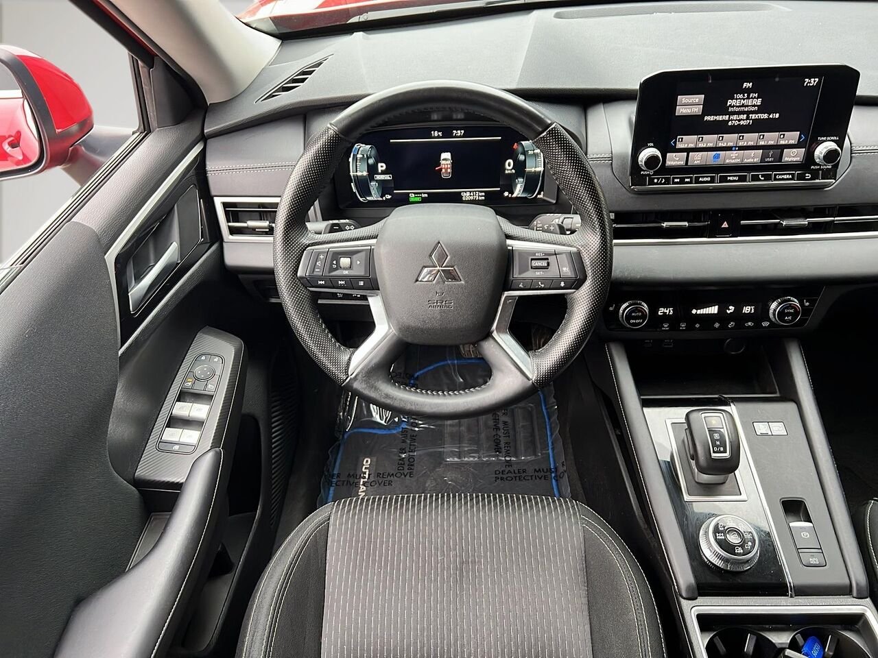 2024 Mitsubishi Outlander Plug-In Hybrid Red Québec - photo #13