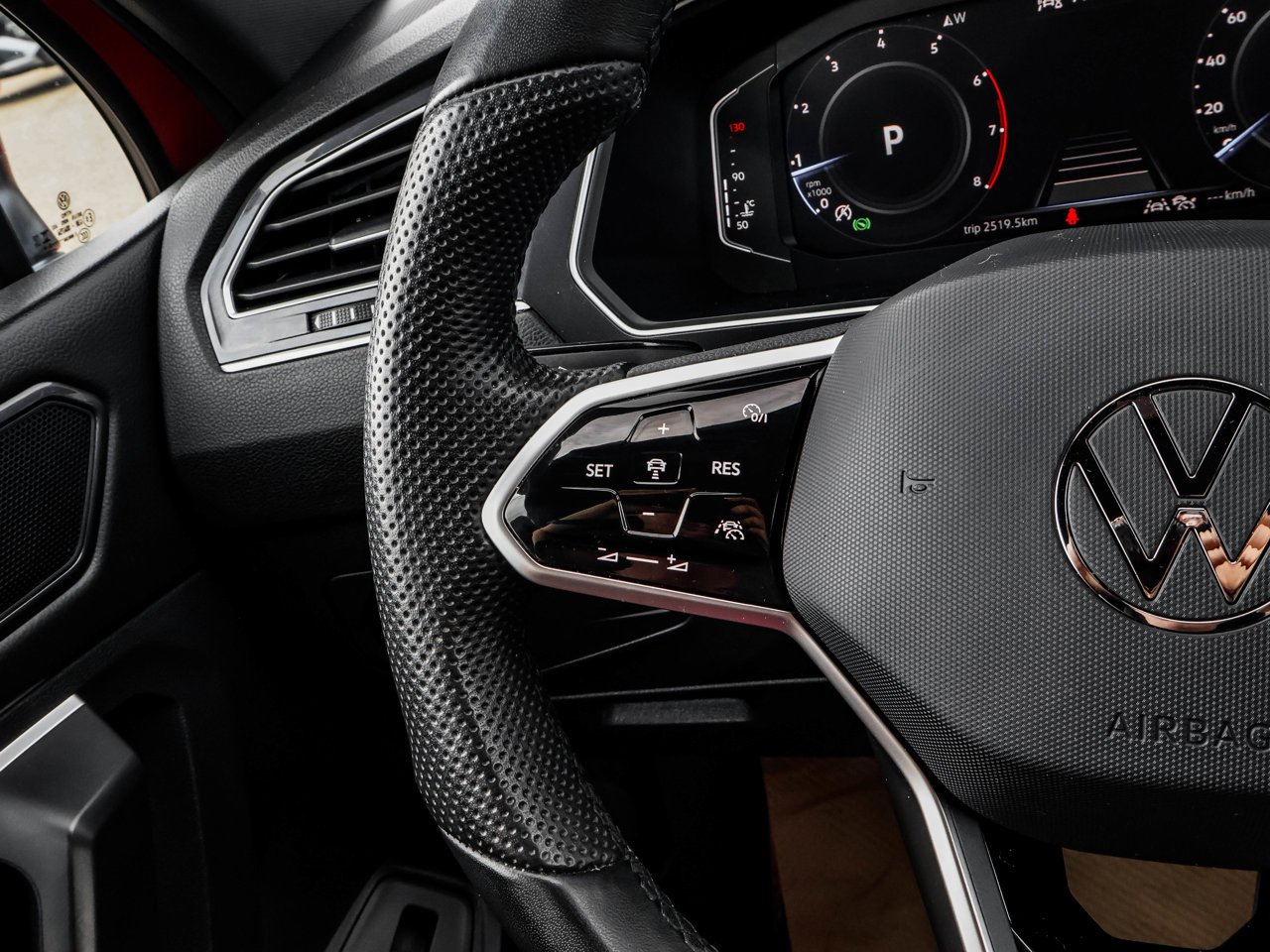 2024 Volkswagen Tiguan Comfortline R-Line Black Edition 4MOTION Red Sherwood Park - photo #21