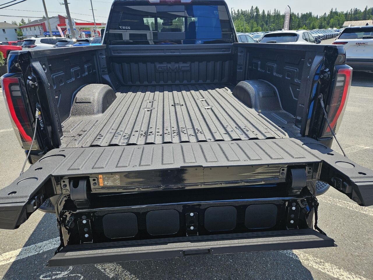 GMC Sierra 2500HD AT4 cabine multiplace 4RM 159 po 2026 Noir onyx Thetford Mines - photo #18