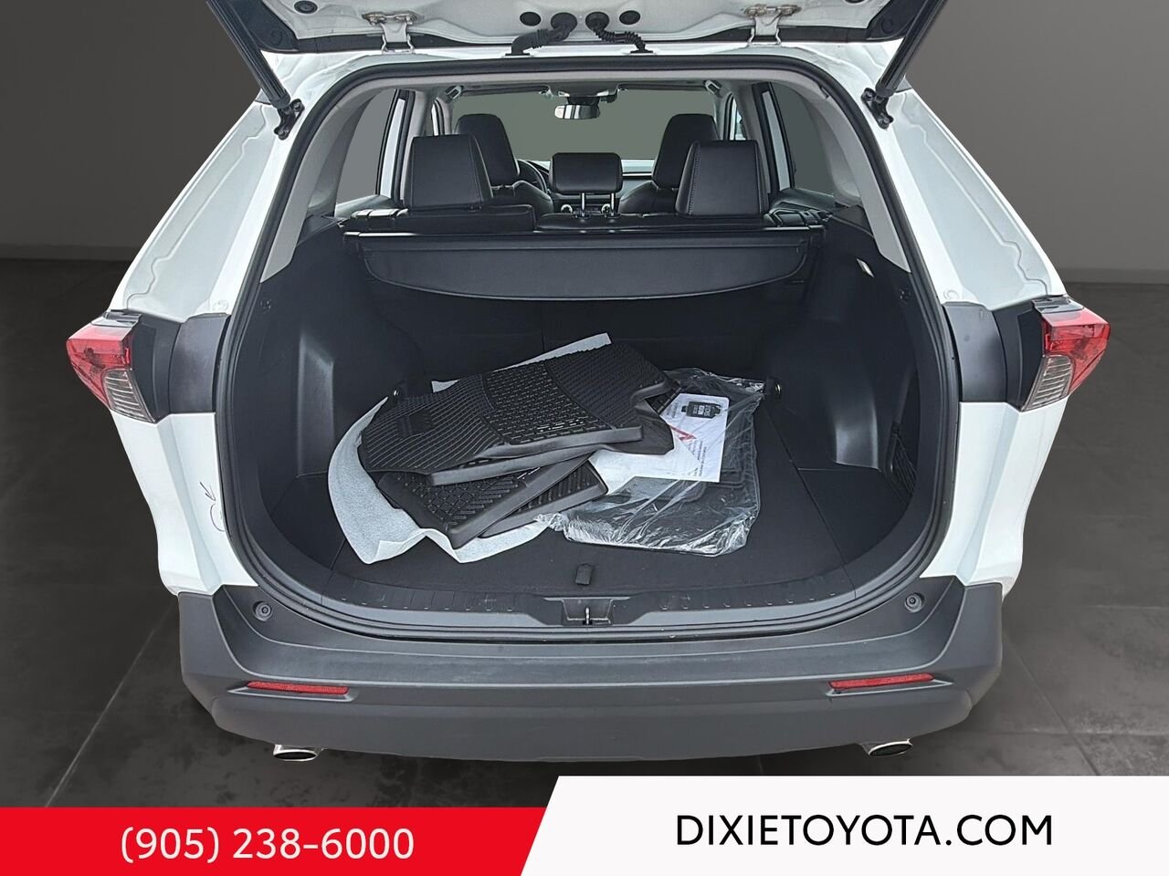 2023 Toyota RAV4 XLE PREMIUM AWD / HEATED SEATS / MOONROOF / LEATHER SURFACE / CARPLAY AND ANDROID AUTO Wind Chill Pearl Mississauga - photo #20