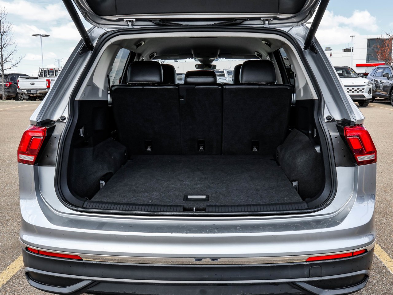 2024 Volkswagen Tiguan Comfortline 4MOTION Grey Sherwood Park - photo #8