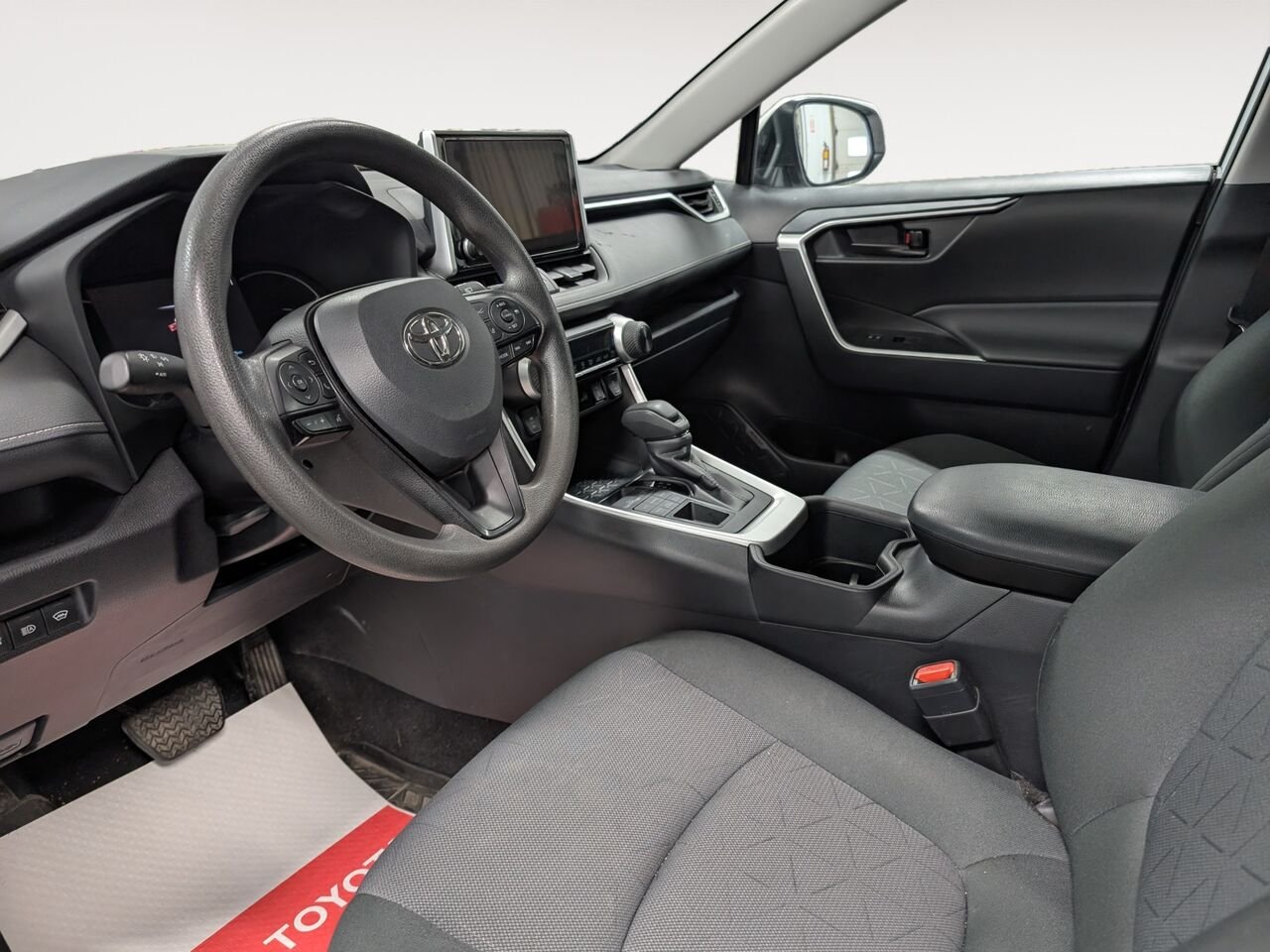 Toyota RAV4 LE/SIÈGES CHAUFFANTS/CAMÉRA DE RECUL/BLUETOOTH/AC/ 2025 Blanc Sherbrooke - photo #8