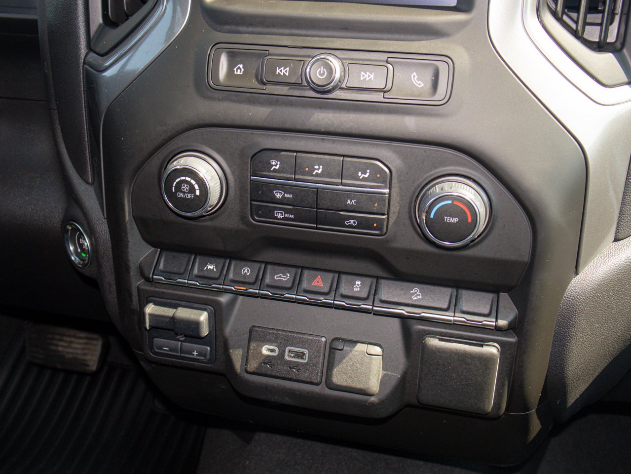 2024 Chevrolet Silverado 1500 4WD Crew Cab 147 Custom Trail Boss White Sherwood Park - photo #25
