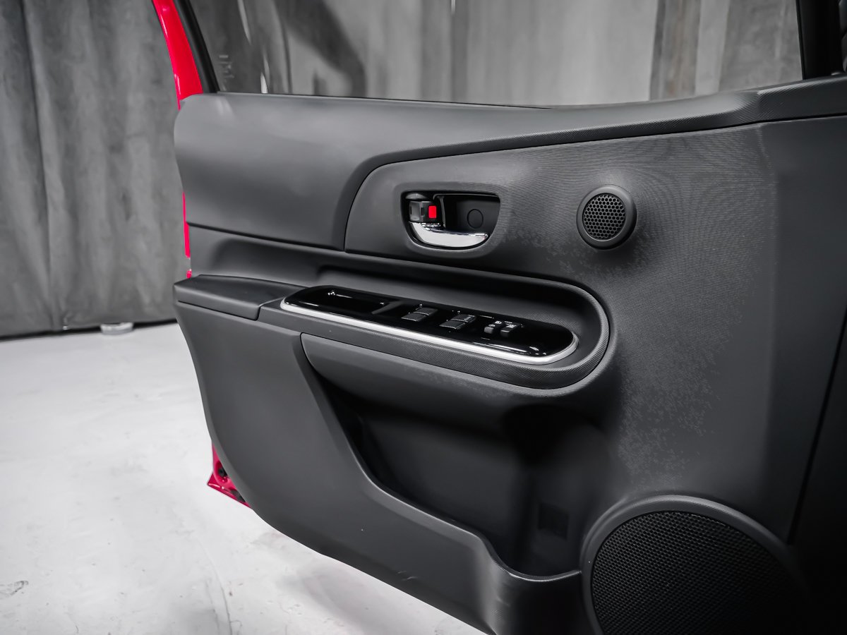 2018 Toyota Prius c TOIT OUVRANT SIÈGES CHAUFFANTS Red Montreal - photo #9