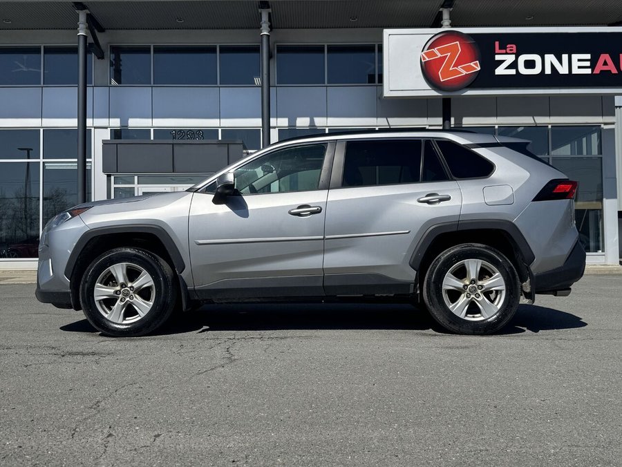 Toyota RAV4 XLE 2021 2021 Gris