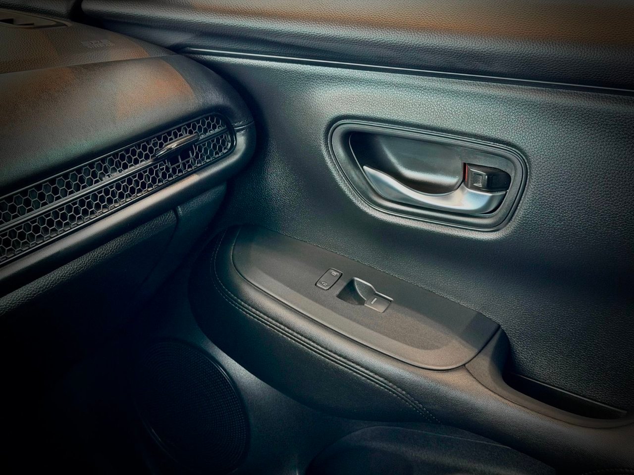 2025 Honda HR-V Silver Notre-Dame-des-Prairies - photo #32