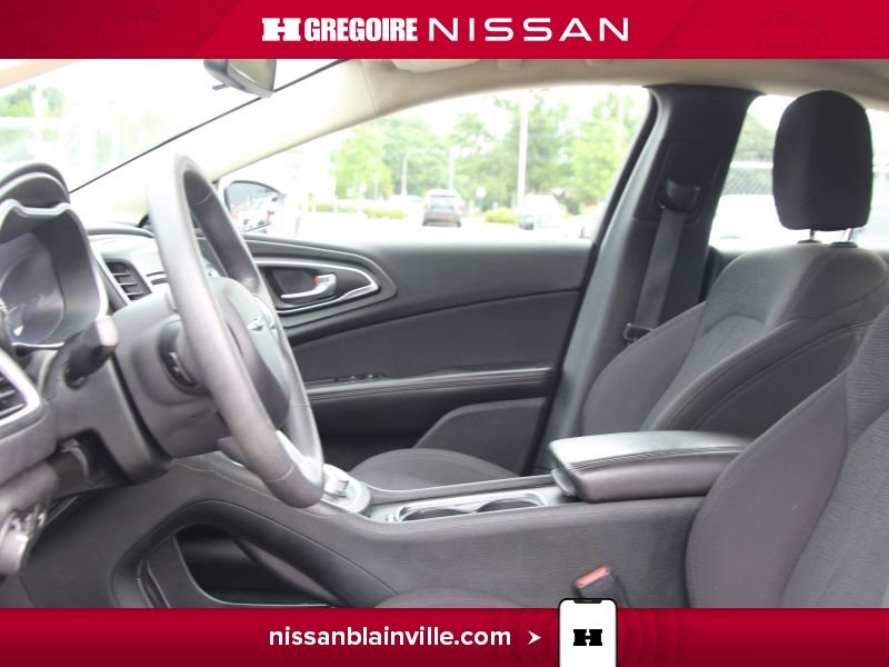 2015 Chrysler 200 White Laval - photo #11
