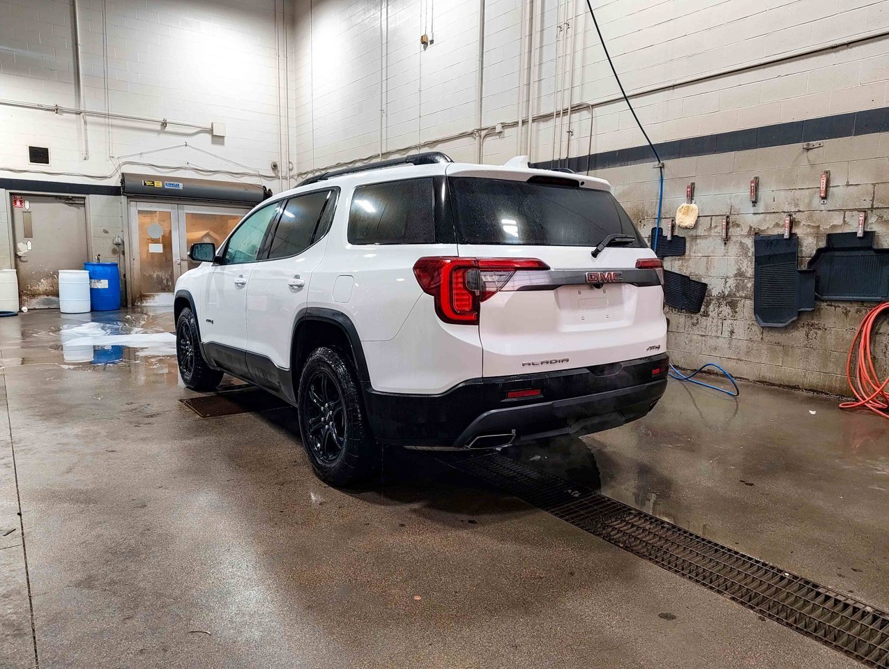 2023 GMC Acadia AWD 4dr AT4 White Sherwood Park - photo #4