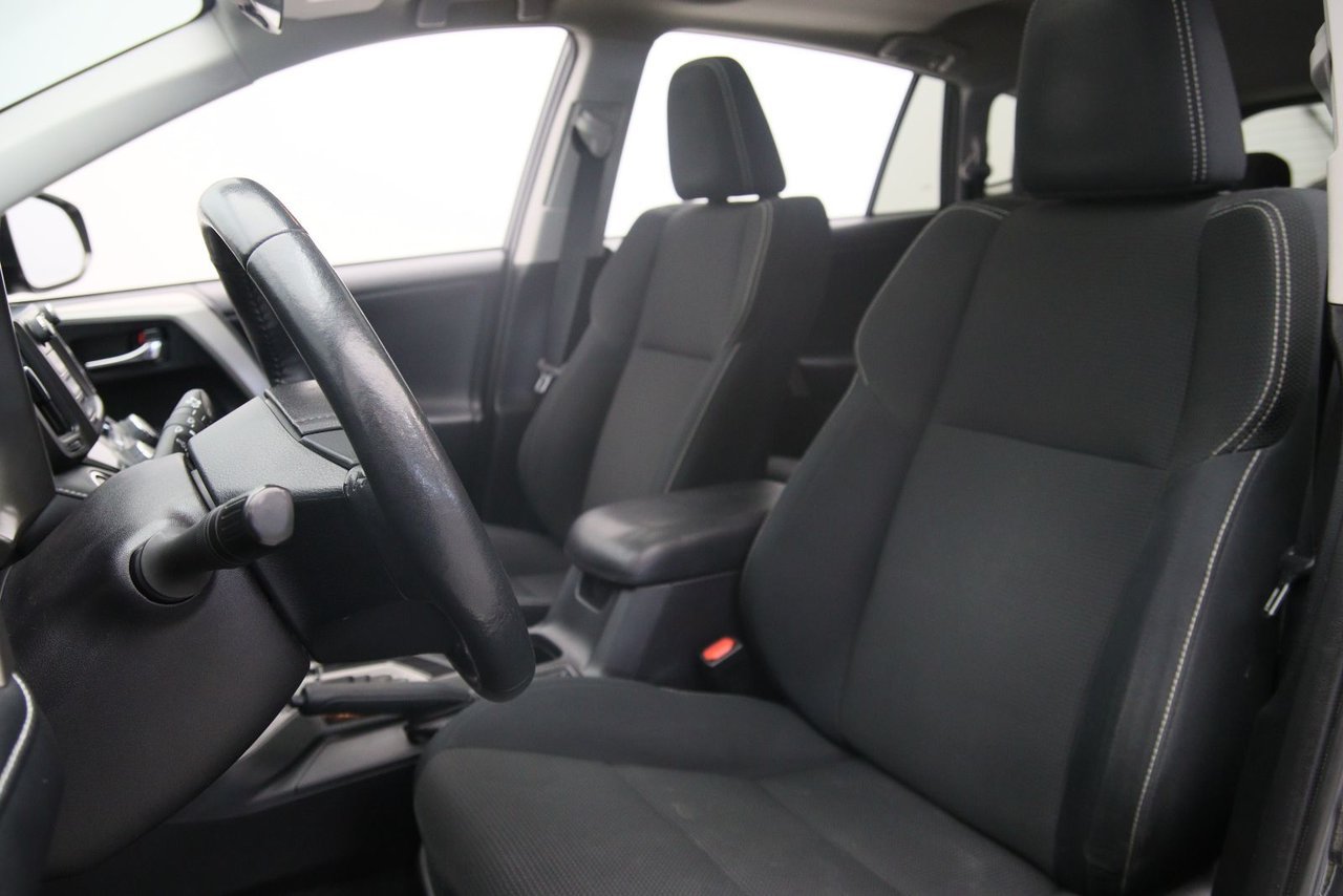 2018 Toyota RAV4 VIN 2T3RFREV9JW852844 Grey Baie-Comeau - photo #5
