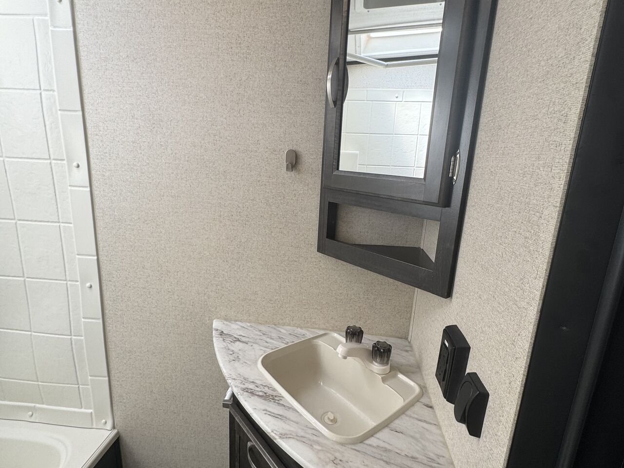 2019 COACHMEN NORTHERN SPIRIT 2342B White Granby - photo #33