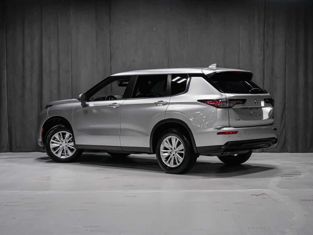 Mitsubishi Outlander ES S-AWC SIEGES CHAUFFANTS APPLE CARPLAY 2025 Gris Montréal - photo #1