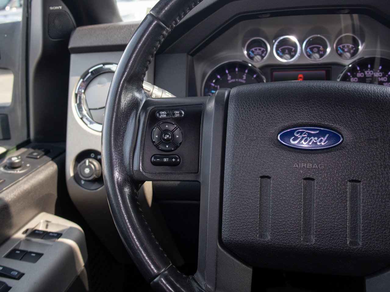 2016 Ford Super Duty F-350 SRW 4WD Crew Cab 156 Lariat White Sherwood Park - photo #21