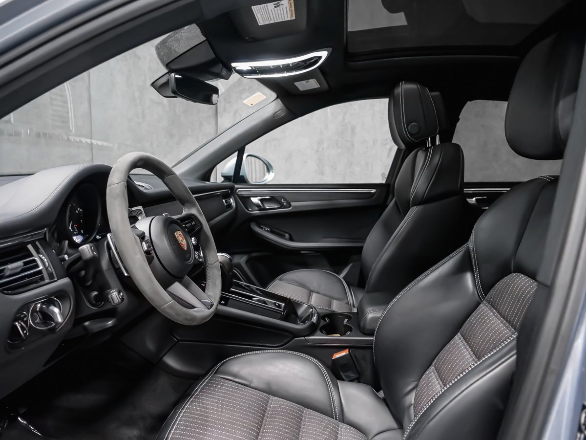 2025 Porsche Macan T Black Montreal - photo #24