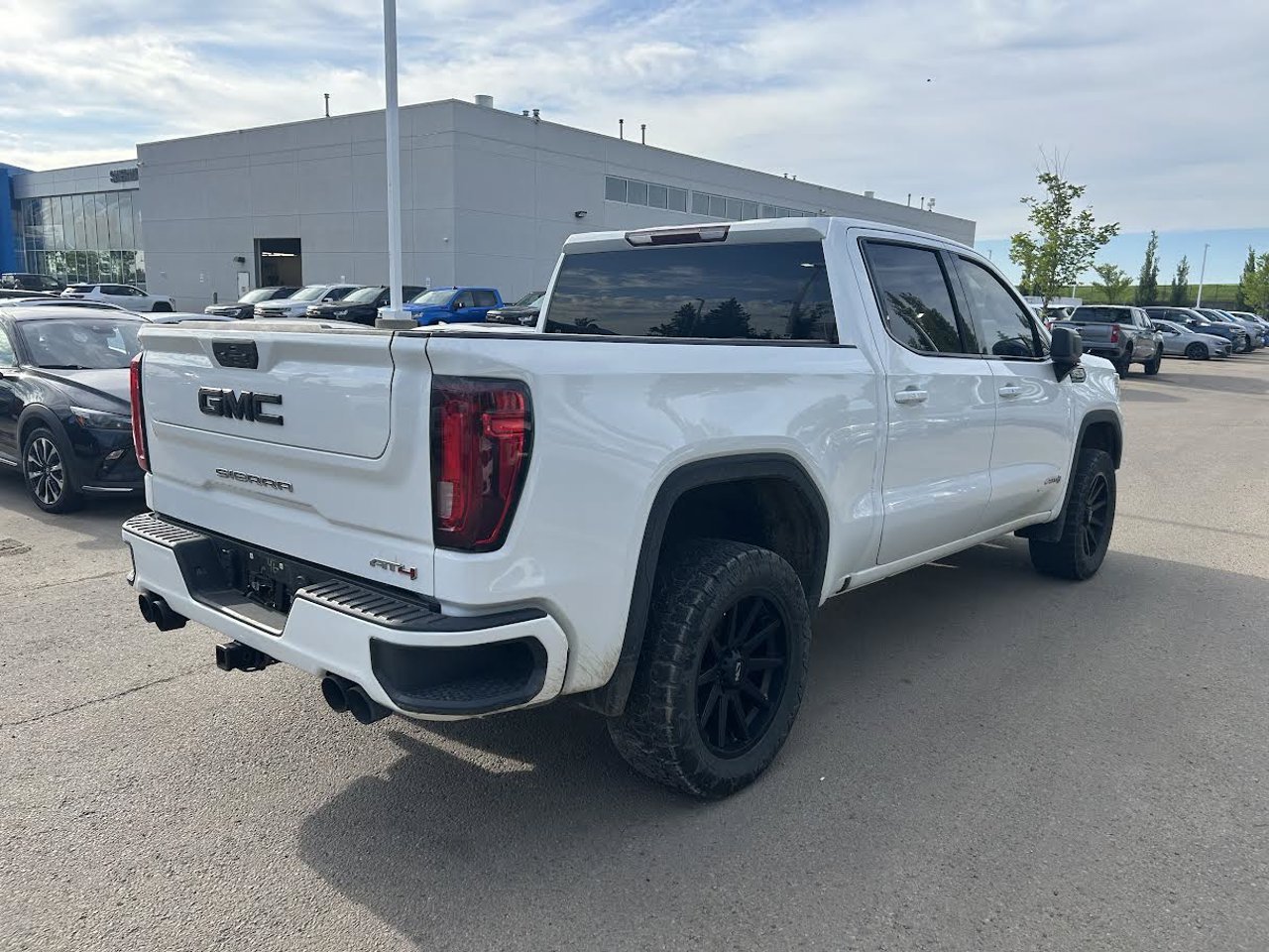 2021 GMC Sierra 1500 4WD Crew Cab 147 AT4 White Sherwood Park - photo #4