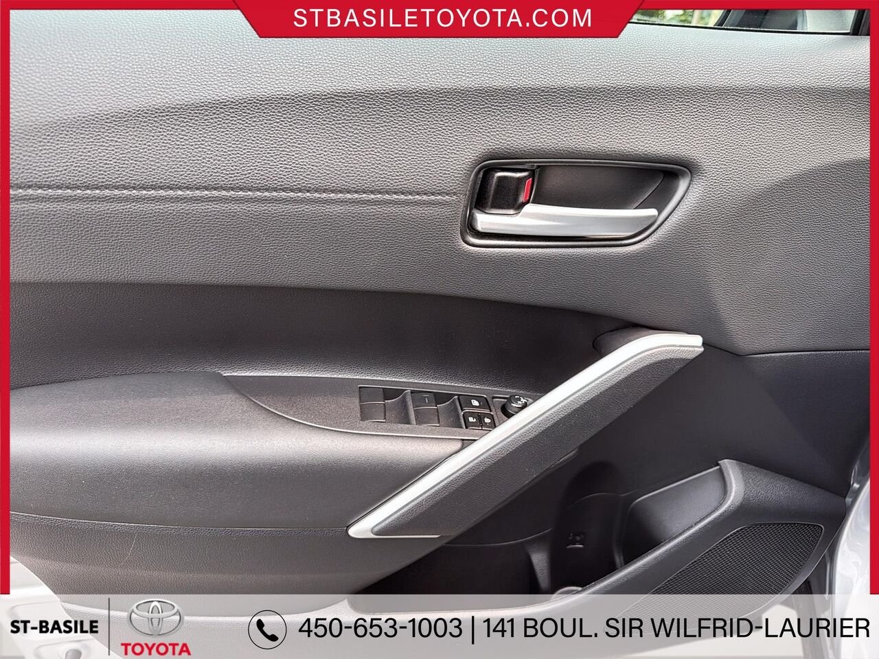 TOYOTA Corolla Cross Hybride 2024 Argent Saint-Basile-le-Grand - photo #13