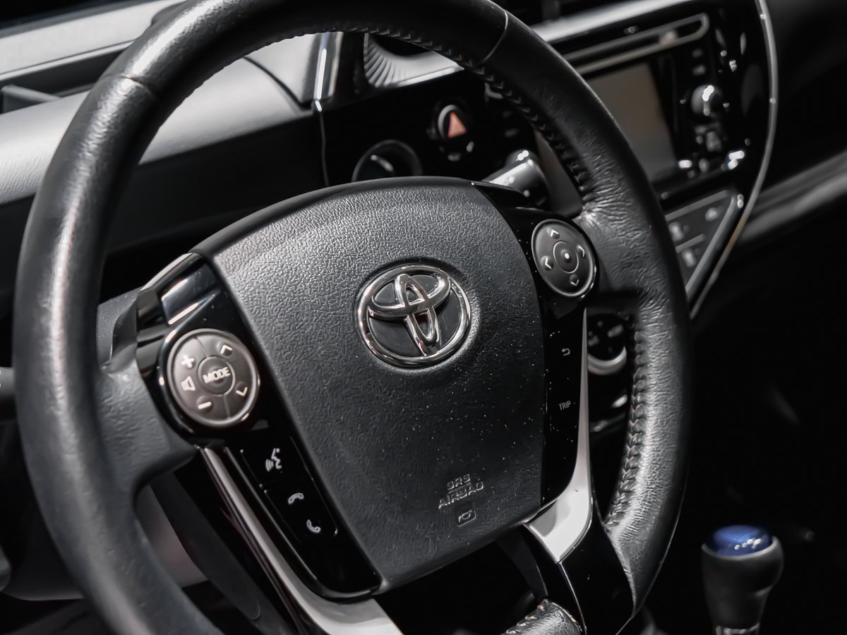 2018 Toyota Prius c TOIT OUVRANT SIÈGES CHAUFFANTS Red Montreal - photo #8