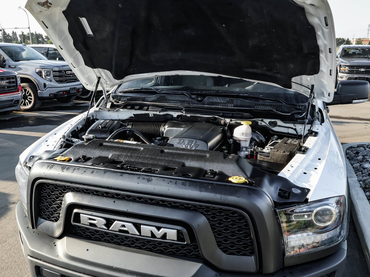 2022 Ram 1500 Classic Warlock 4x4 Crew Cab 5'7 Box White Sherwood Park - photo #9