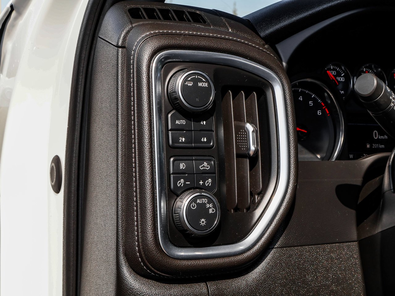 2020 Chevrolet Silverado 1500 4WD Crew Cab 147 RST White Sherwood Park - photo #20