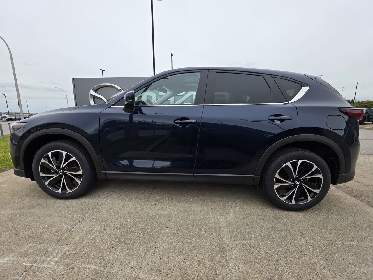 2025 Mazda CX-5 Deep Crystal Blue Mica Donnacona - photo #2