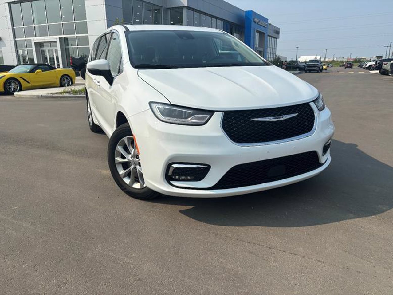 2023 Chrysler Pacifica Touring L AWD White Sherwood Park - photo #1