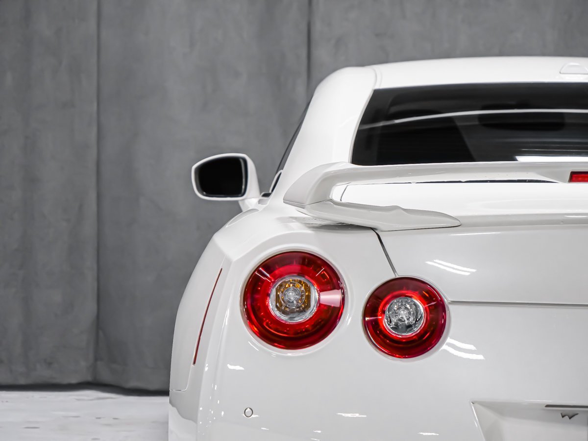 2023 Nissan GT-R PREMIUM White Montreal - photo #21