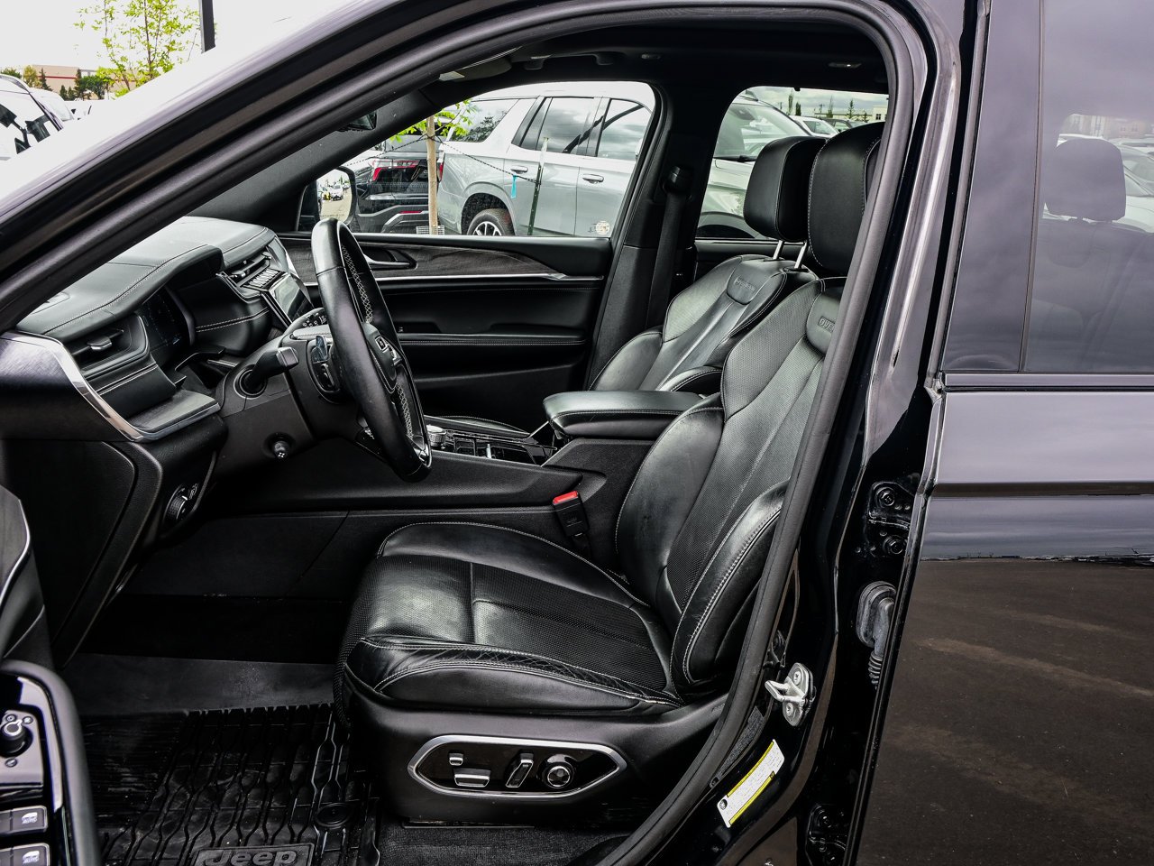 2023 Jeep Grand Cherokee Overland 4x4 Black Sherwood Park - photo #16
