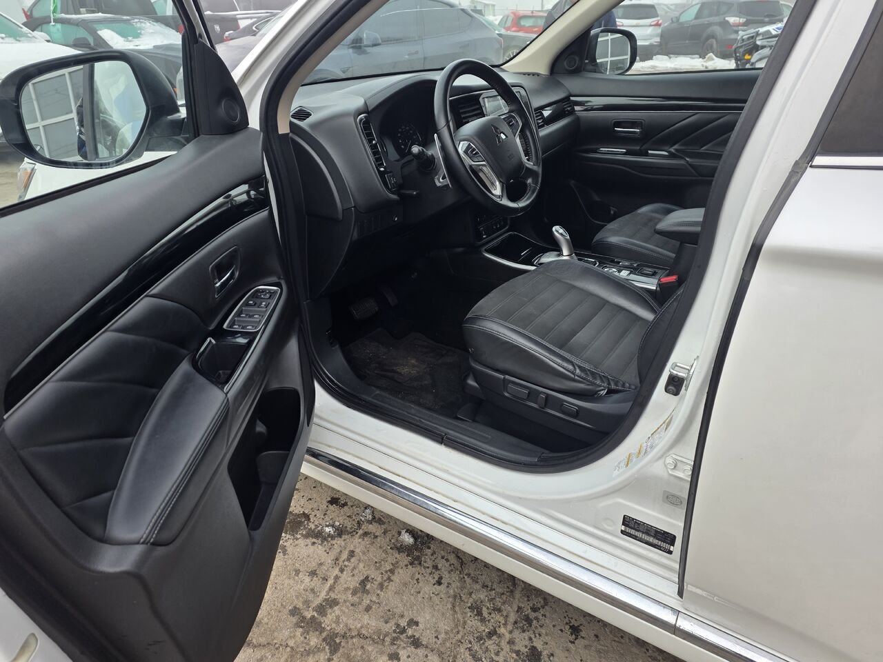 2020 Mitsubishi Outlander Plug-In Hybrid White  - photo #9