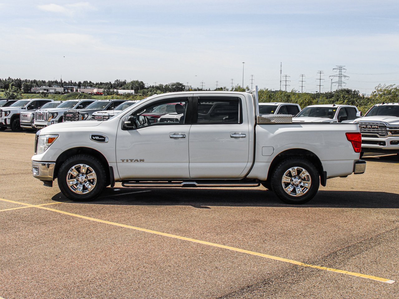 2017 Nissan Titan 4WD Crew Cab SV White Sherwood Park - photo #4