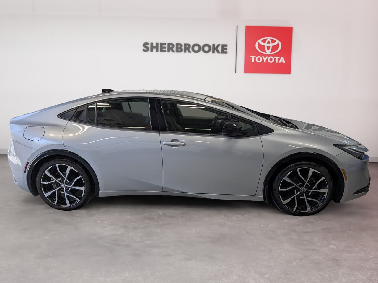Toyota Prius Prime XSE/SIÈGES CHAUFFANTS/TOIT PANORAMIQUE FIXE/VOLANT CHAUFFANT/SIÈGES EN CUIR/AC 2025 Argent Incisif Sherbrooke - photo #3