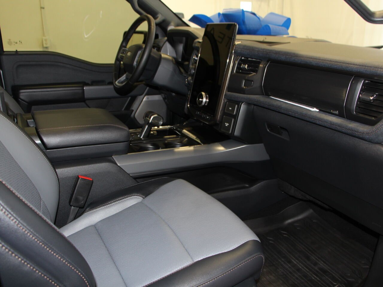 2025 Ford F-150 Lightning LARIAT Grey Châteauguay - photo #5