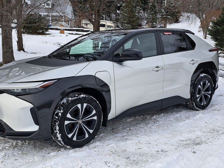 2023 Toyota bZ4X 2023 Elemental Silver with Black Roof