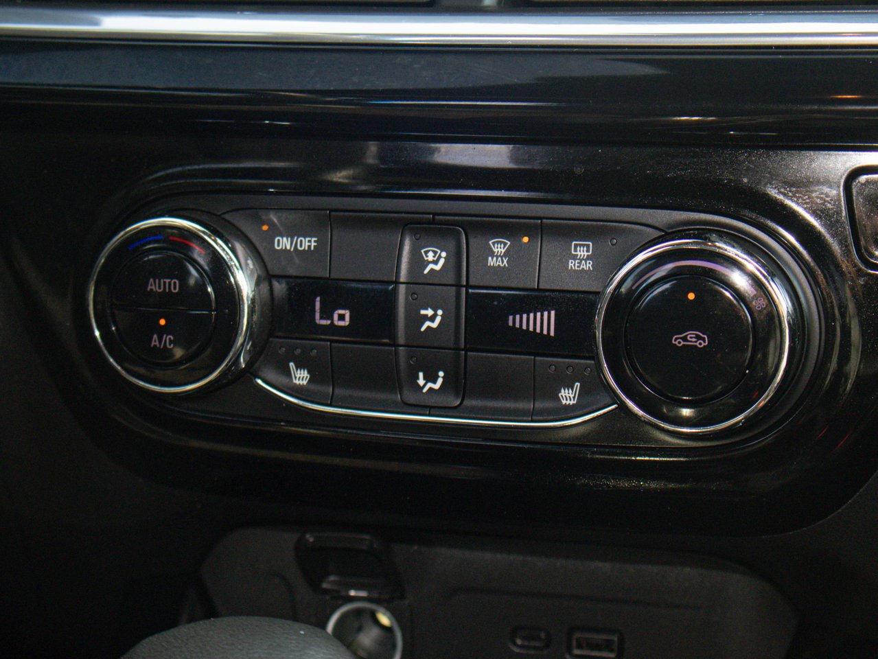 2025 Chevrolet Trax FWD 4dr 2RS Red Sherwood Park - photo #26