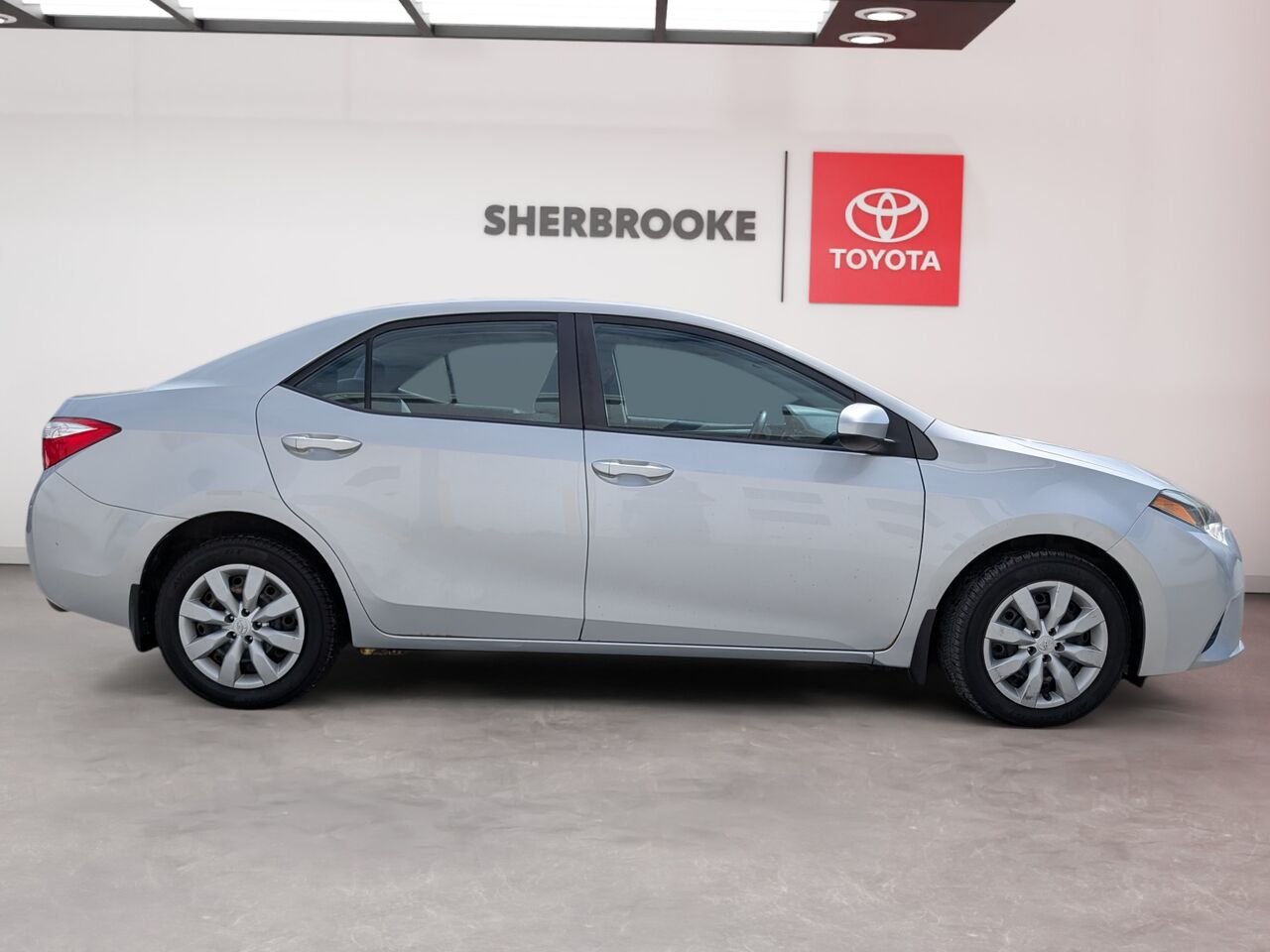 2014 Toyota Corolla 2T1BURHE0EC100954 Silver Sherbrooke - photo #3